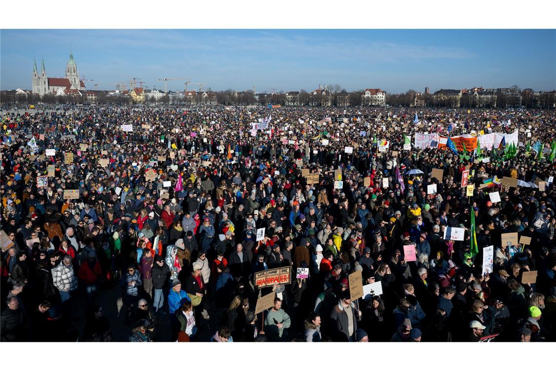 Die Menschen sammeln sich auf der Theresienwiese in München.