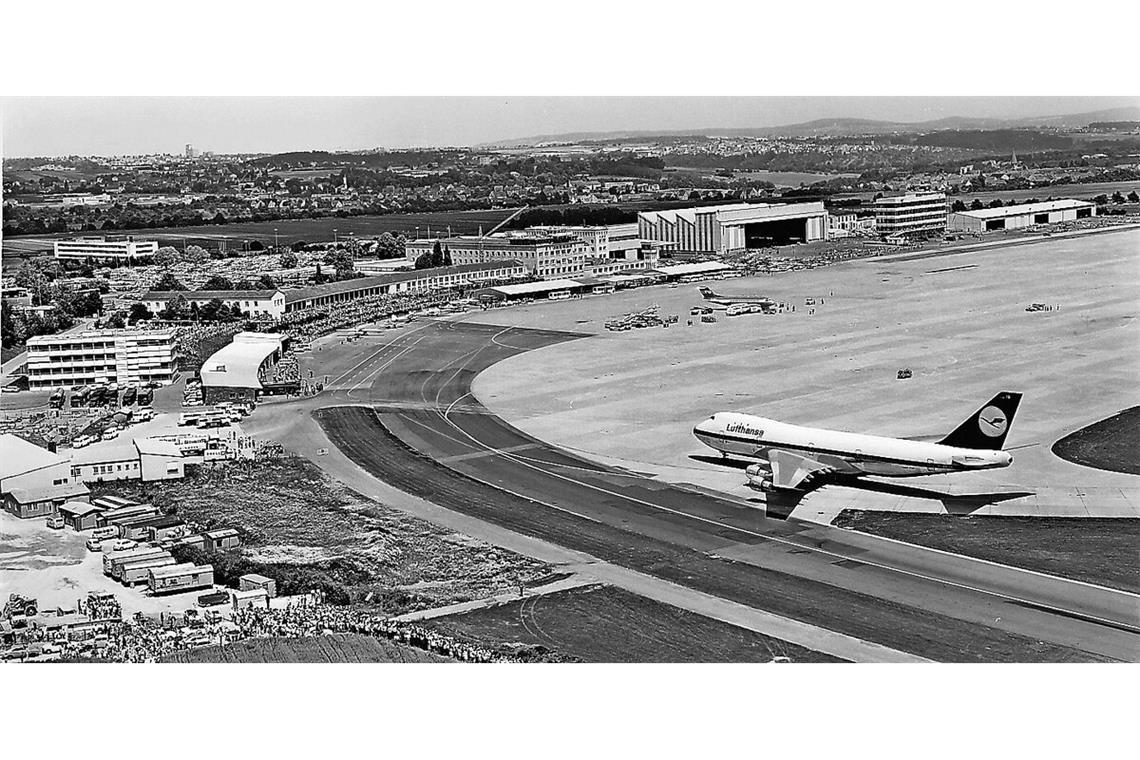 Die Menschen standen in Massen an den Wegen rund um den Flughafen bei der ersten Landung einer Boeing 747 am 12. Juni 1970. Die Menschen standen in Massen an den Wegen rund um den Stuttgarter Flughafen bei der ersten Landung einer Boeing 747 am 12. Juni 1970.