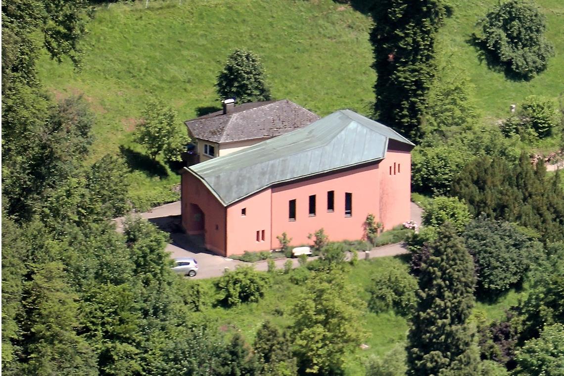 Die Michaelkirche und das Gemeindehaus liegen oberhalb der Villa Franck. Sie sollen nun samt Grundstück verkauft werden. Foto: Florian Muhl