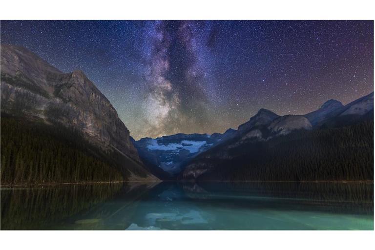 Die Milchstraße leuchte über dem Lake Louise and Victoria Glacier im  Banff National Park, kanadische Provinz Alberta.