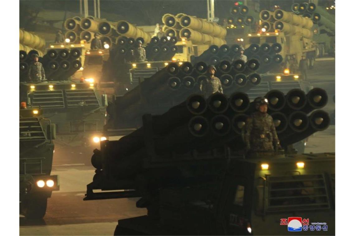Nordkorea demonstriert bei Militärparade erneut Stärke Die Militärparade erfolgte nach den Berichten zur Feier des zwei Tage zuvor beendeten Kongresses der herrschenden Arbeiterpartei. Foto: -/KCNA/dpa