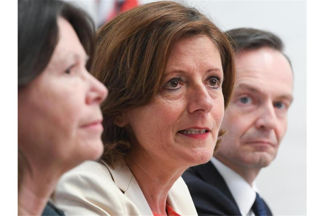 Ampel-Koalition in Rheinland-Pfalz steht Die Ministerpräsidentin von Rheinland-Pfalz, Malu Dreyer (m.), Wirtschaftsminister Volker Wissing (r.) und Umweltministerin Ulrike Höfken. Foto: Arne Dedert/dpa