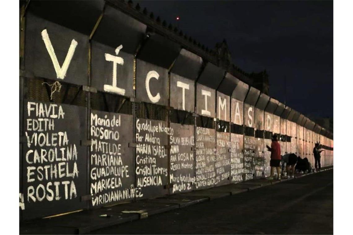 Zaun vor Palast in Mexiko wird Denkmal für ermordete Frauen Die mit den Namen ermordeter Frauen bemalten Metallbarrieren des Nationalpalastes in Mexiko-Stadt. Foto: El Universal/El Universal via ZUMA Wire/dpa