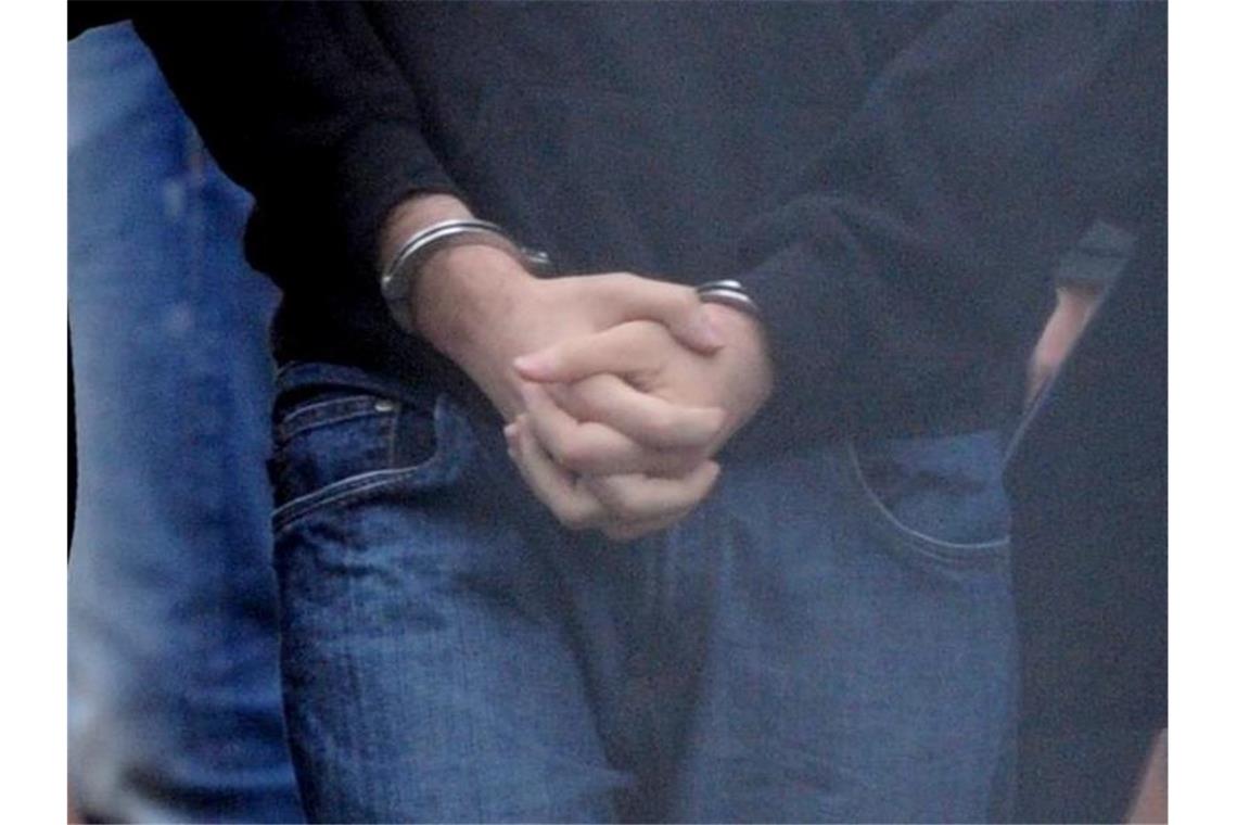 Drei syrische Brüder unter Terrorverdacht festgenommen Die mit Handschellen gefesselten Hände eines mutmaßlichen Terroristen. (Symbolbild). Foto: Franziska Kraufmann/dpa