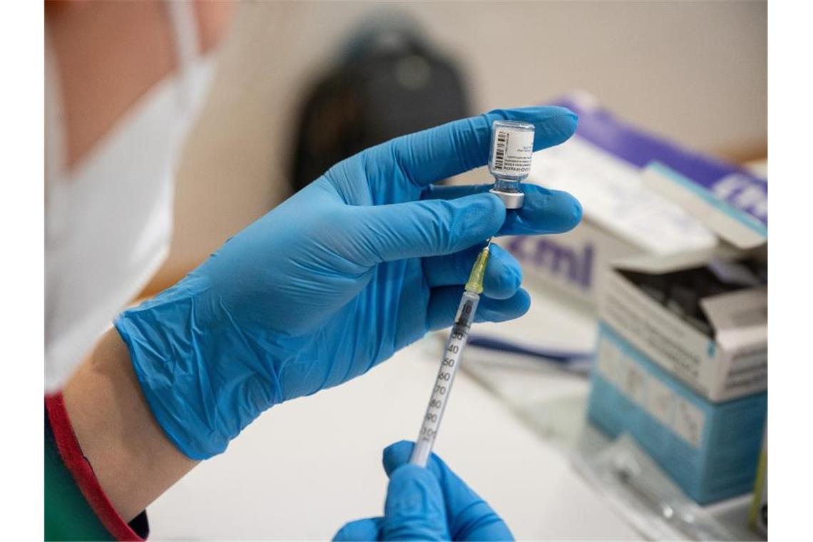 Corona-Inzidenz steigt über 50 Die Mitarbeiterin eines mobilen Impfteams zieht den Impfstoff von Biontech/Pfizer auf eine Spritze. Foto: Sebastian Gollnow/dpa