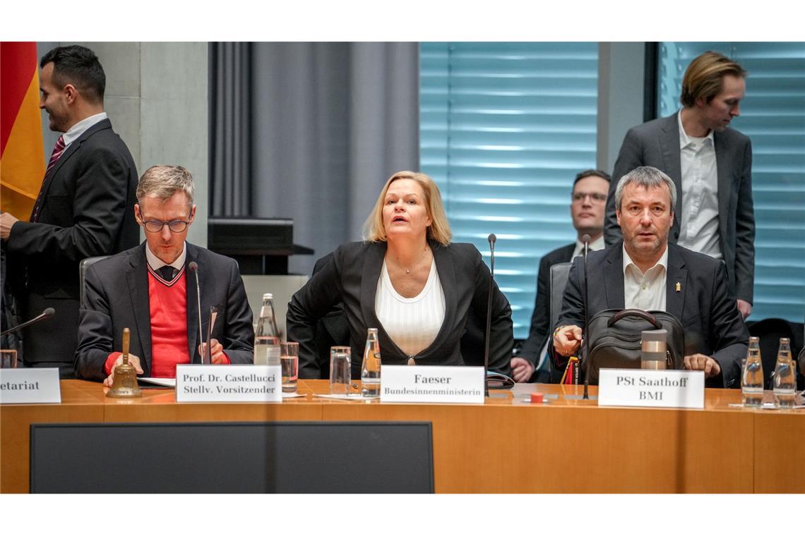 Die Mitglieder des Innenausschusses im Bundestag wollen sich diese Woche zu einer Sondersitzung treffen, in der es um den Anschlag in München gehen soll (Archivbild).