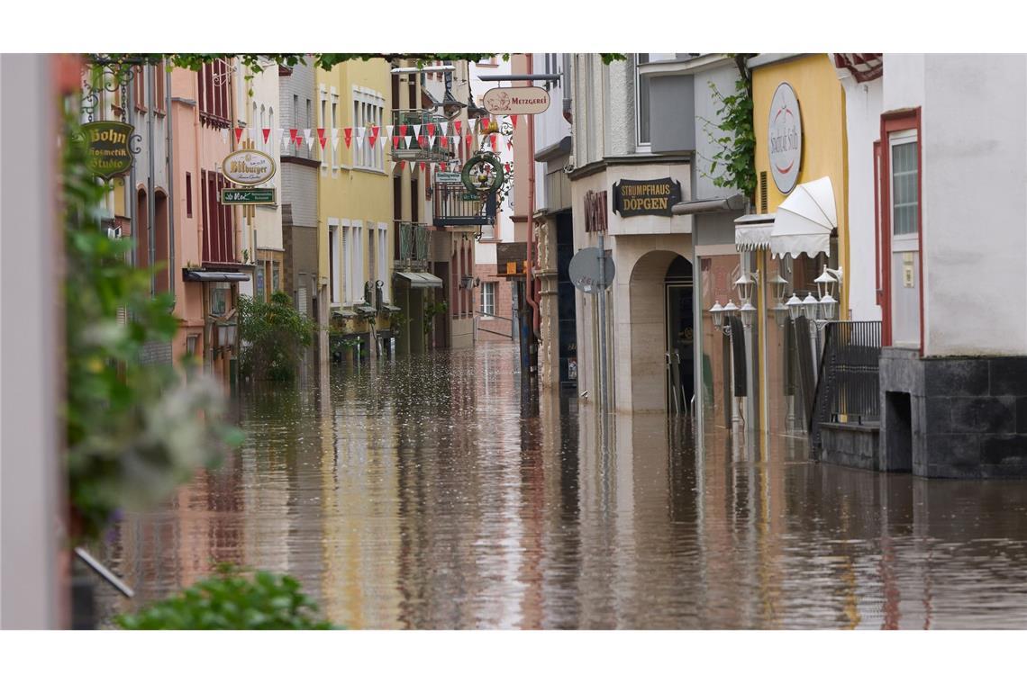 Die Mosel hat die Altstadt von Zell überflutet.