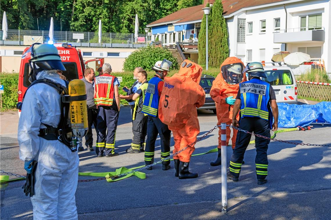 Die Murrhardter Feuerwehr ist mit Backnanger Kollegen und dem Chemiefachberater im Murrhardter Freibad im Einsatz. Um sich keiner Gefahr auszusetzen, werden entsprechende Schutzanzüge angelegt. Foto: Stefan Bossow