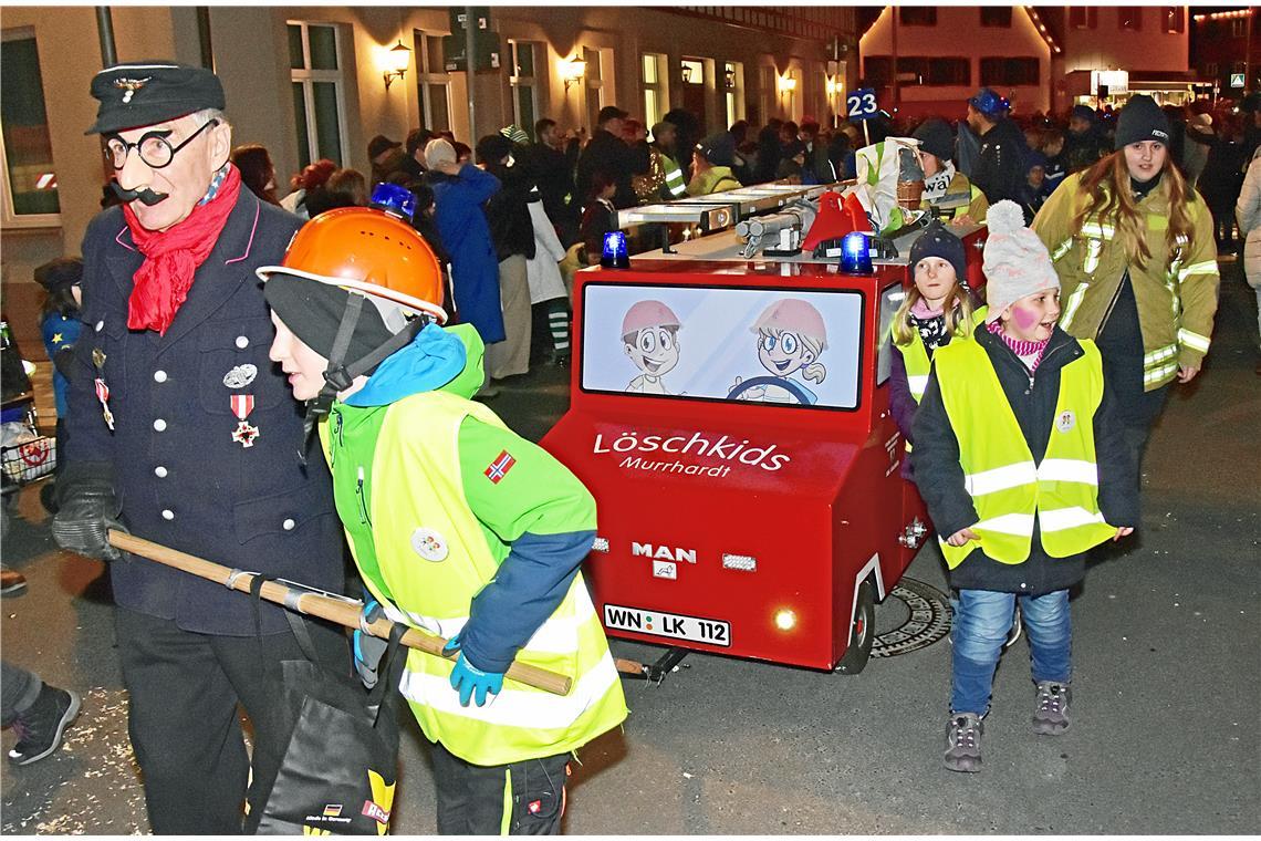 Die Murrhardter Löschkids mit ihrem Feuerwehrmobil. Murreder Nachtumzug durch di...