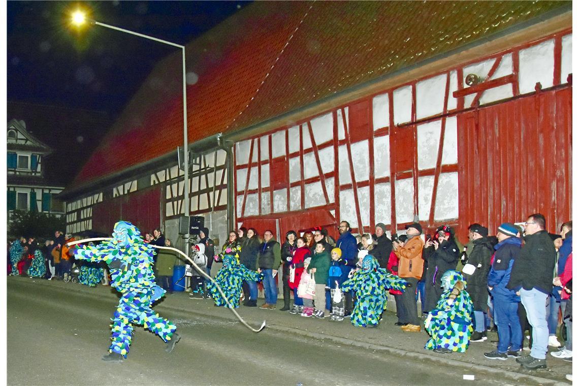 Die Murrhardter Narrenzunft läßt es bei der Peitschenvorführung ordentlich knall...