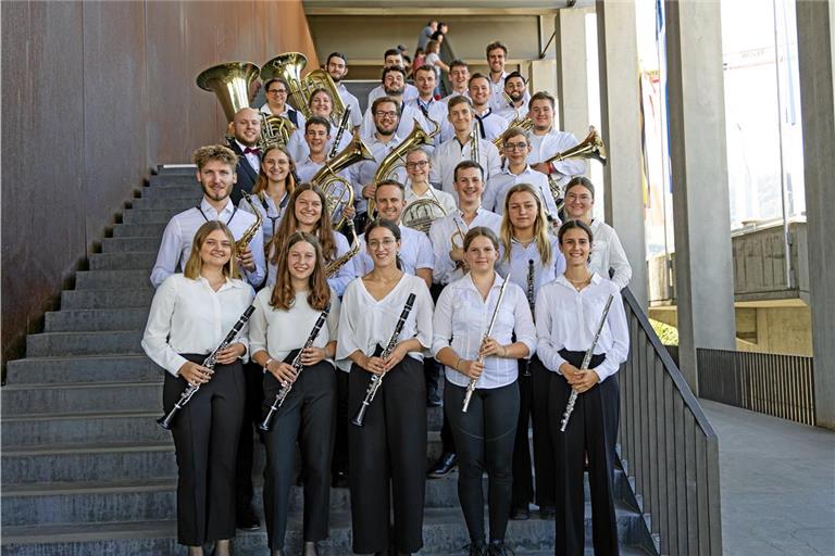 Die Musikerinnen und Musiker aus dem oberen Murrtal haben beim Schweizer Jugendmusikfestival mit ihrer Performance gepunktet. Für sie und Kevin Perri (in Anzug und mit Fliege), Jugendleiter bei der Stadtkapelle Murrhardt, der das Projekt als Dirigent begleitet hat, war es ein spannendes Event. Foto: privat