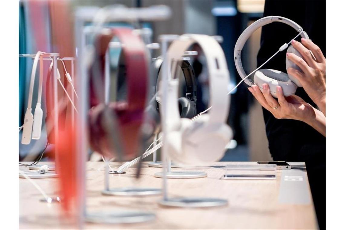 Deutschland importiert mehr Unterhaltungselektronik Die Nachfrage nach Spielekonsolen, Kopfhörern und Digitalkameras aus ausländischer Produktion ist in Deutschland weiter gestiegen. Foto: Britta Pedersen/dpa-Zentralbild/dpa