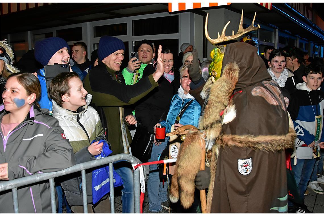 Die Narren suchen Nähe zu den Besuchenden. Murreder Nachtumzug durch die Innenst...