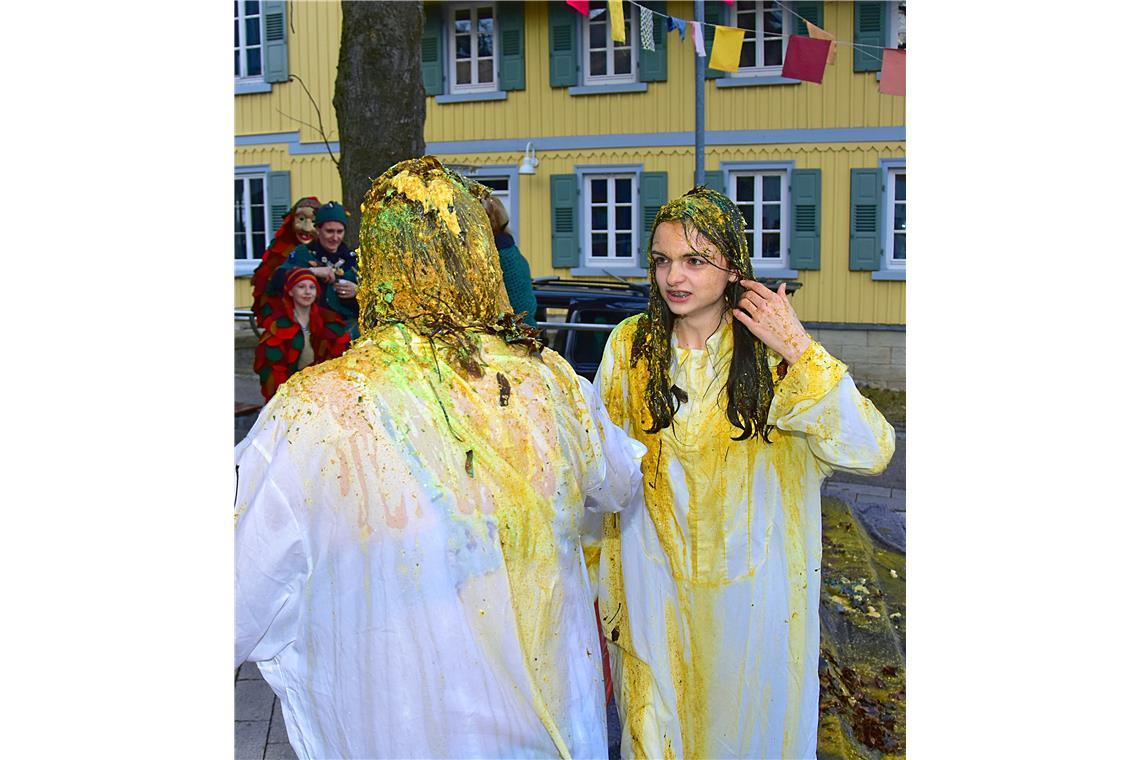 Die Narrentäuflinge vor dem Rathaus Althütte