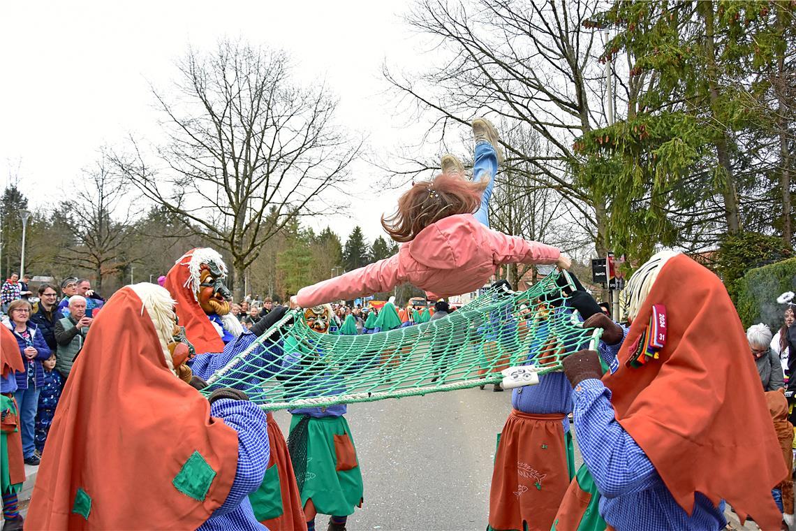 Die Narrenzunft Stafflangen schleudert eine Besucherin durch die Luft. 