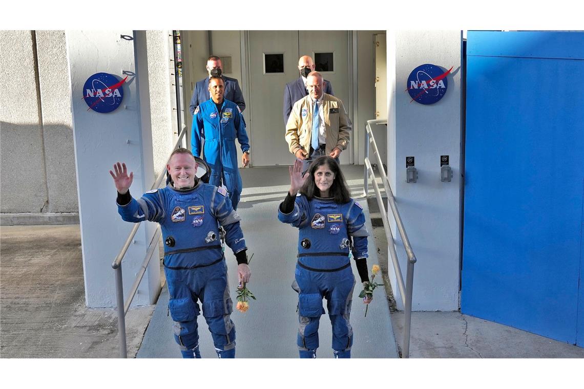 Die Nasa-Astronauten Butch Wilmore (l) und Suni Williams verabschieden sich und begeben sich zur Startrampe im Space Launch Complex 41 in Cape Canaveral, Florida. Von dort sollen sie mit der Boeing Starliner-Kapsel zur internationalen Raumstation abheben.