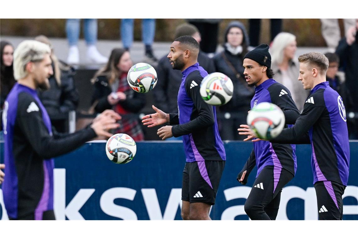 Die Nationalmannschaft in Frankfurt: Robert Andrich (l-r), Jonathan Tah, Leroy Sané und Chris Führich beim Training,