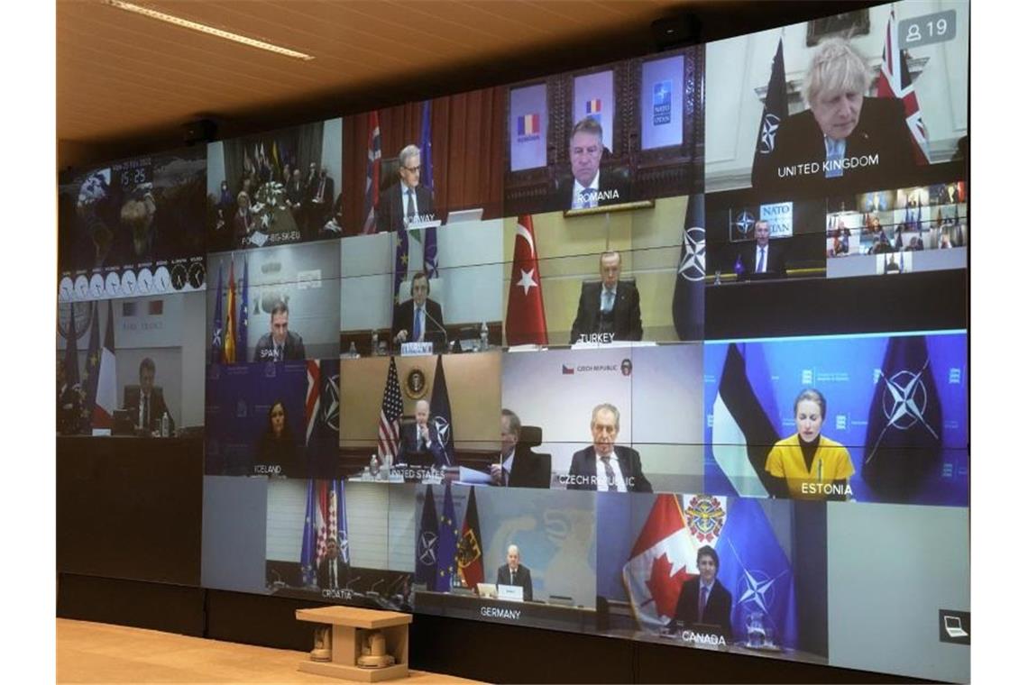 Nato will Überschwappen des Ukraine-Kriegs verhindern Die Nato-Staats- und Regierungschefs sind während eines Sondergipfels der Staats- und Regierungschefs der Nato-Staaten per Videokonferenz zu sehen. Foto: Michel Euler/Pool AP/dpa