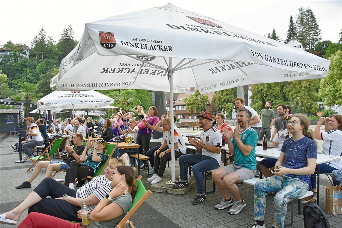 Die Nerven der Fans am Wohnzimmer im Biegel werden strapaziert.