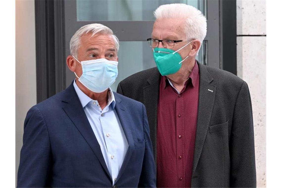 Grün-schwarze Koalition in Baden-Württemberg steht Die Neuauflage des grün-schwarzen Regierungsbündnisses im Ländle steht: CDU-Innenminister Thomas Strobl (links) und der grüne Ministerpräsident Winfried Kretschmann am Rande der Koalitionsverhandlungen. Foto: Bernd Weißbrod/dpa