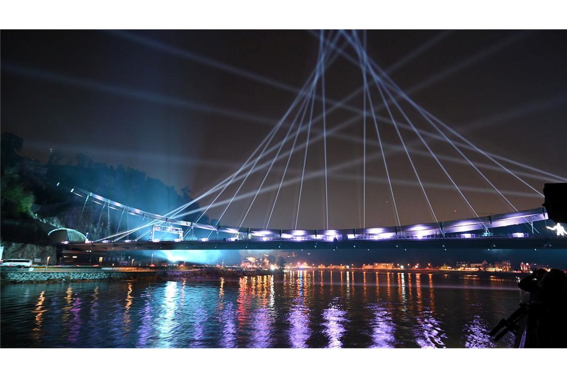 Die neue A26-Donautalbrücke in Linz wird mit einer Lichtshow feierlich eröffnet.