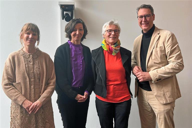 Die neue Leiterin des Gesundheitsamts Yasemin Eryanar (links) mit ihrer Vorgängerin Dagmar Behringer und Landrat Richard Sigel.  Foto: Landratsamt