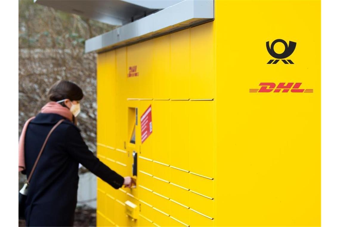 Die Post testet neue Automaten mit einem Pilotprojekt in NRW Die neue Poststation ist eine Erweiterung der schon bekannten Packstation. Dort kann man nicht nur Pakete abholen und aufgeben, sondern man bekommt auch Briefmarken, und es gibt einen integrierten Briefkasten. Foto: Federico Gambarini/dpa