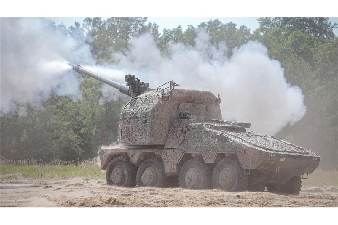 Die neue Radhaubitze RCH 155 des Panzerherstellers KNDS in Aktion auf dem Truppenübungsplatz Altengrabow.