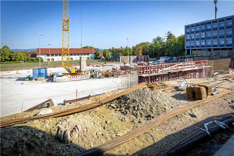 Die neue Sporthalle auf der Maubacher Höhe soll in einem Jahr fertig sein. Bis dahin braucht sie einen Namen. Die alte Halle, die Anfang des Jahres abgerissen wurde, war nach dem früheren Ersten Bürgermeister Karl Euerle benannt. Foto: Alexander Becher