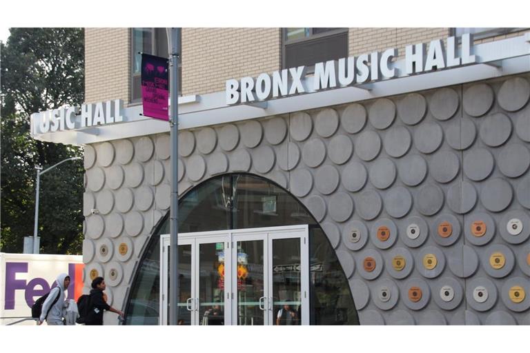 Die New York Bronx Hall bietet rund 250 Plätze.