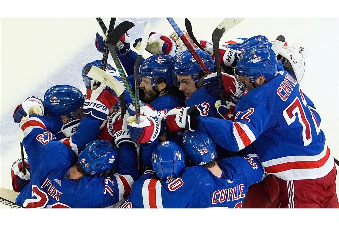 Die New York Rangers feiern nach dem Sieg gegen die Florida Panthers in der Verlängerung der Stanley-Cup-Playoffs in der NHL.