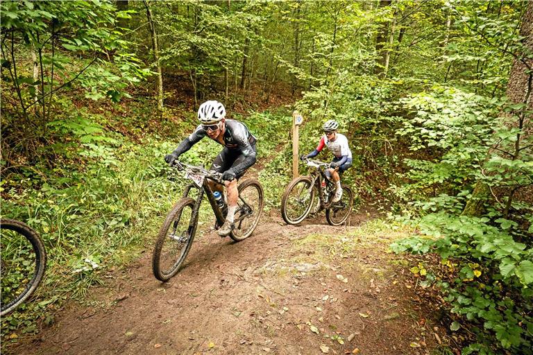 Die Niederländer Sven Pollaert (vorne) und Niels Luiten im Wald rund um Spiegelberg. Foto: Alexander Becher