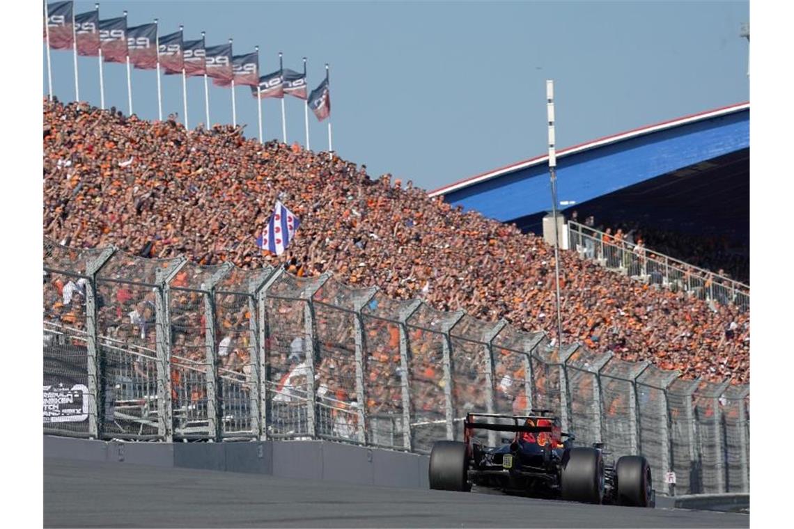 Darauf muss man beim Großen Preis der Niederlande achten Die niederländischen Zuschauer auf der Tribüne reagieren begeistert auf die Pole Position ihres Landsmanns Max Verstappen in Zandvoort. Foto: Hasan Bratic/dpa