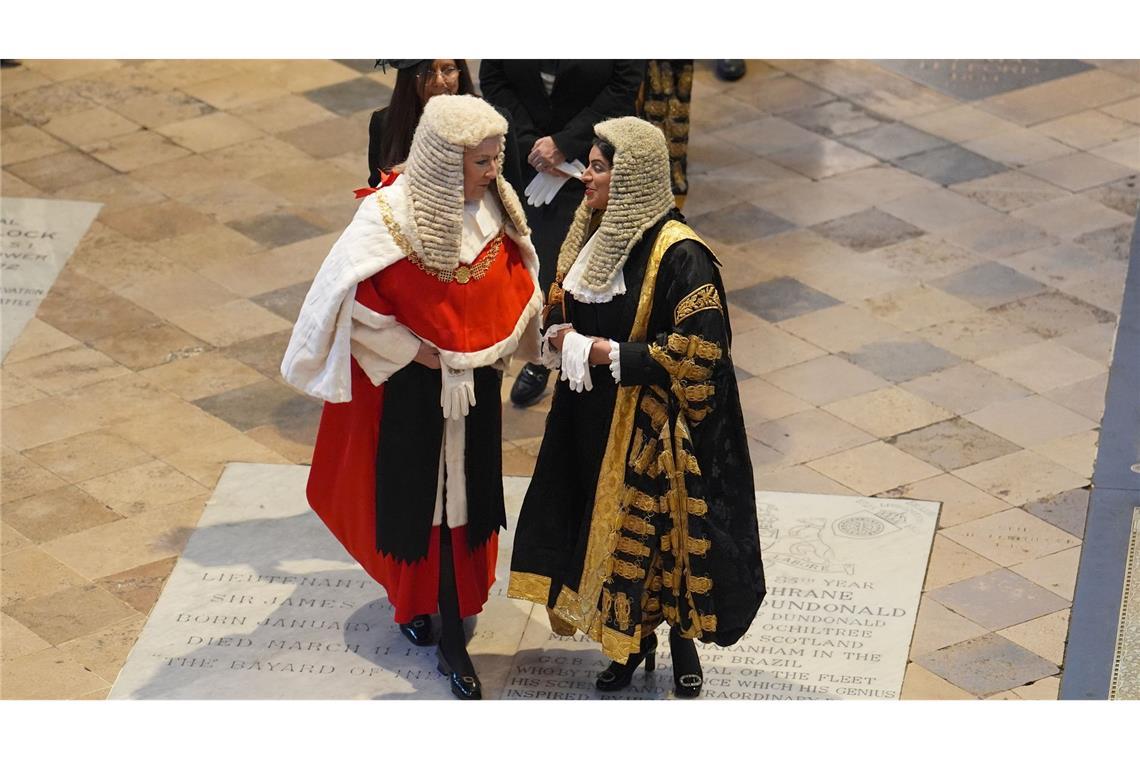 Die Oberste Richterin The Right Honourable Baroness Carr of Walton-on-the-Hill (l) und Justizministerin Shabana Mahmood stehen in der Westminster Abbey in London.