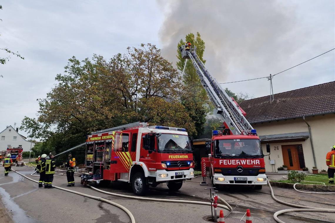 Die örtliche Feuerwehr ist im Einsatz. Foto: Kevin Lermer/7aktuell.de