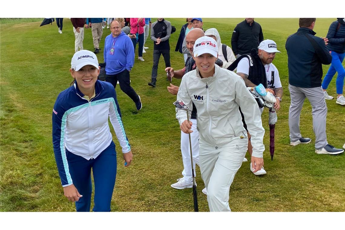 Die Österreicherin Emma Spitz (l) und die Deutsche Alexandra Försterling auf dem Weg zum 12. Abschlag.