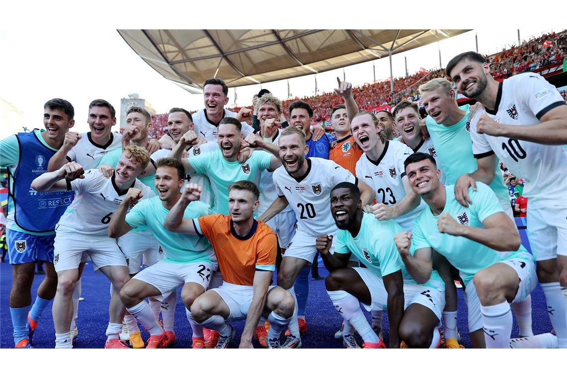 Die österreichische Fußball-Nationalmannschaft feiert in Berlin das 3:2 gegen die Niederlande. Österreich setzte sich in der EM-Vorrundengruppe D vor Frankreich, den Niederlanden und Polen als Erster durch.