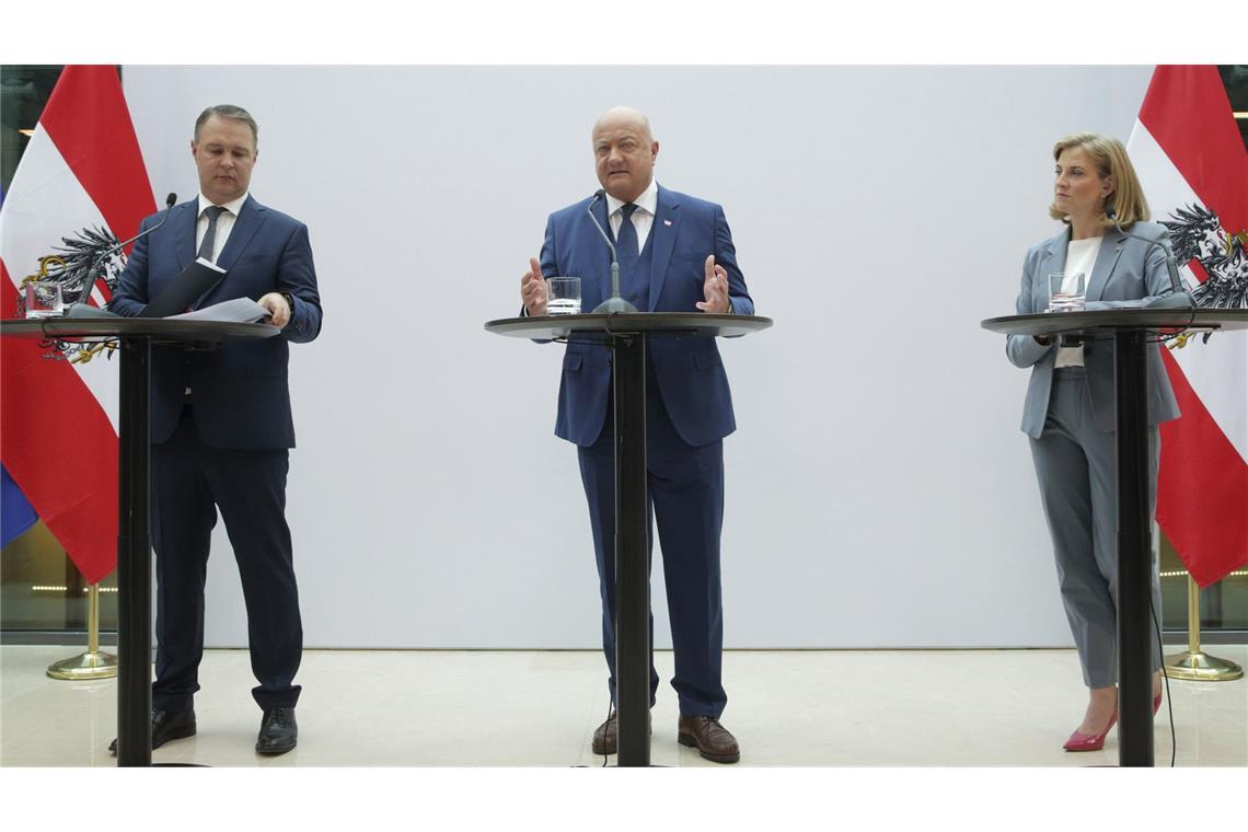 Österreichs neue Koalition steht für harten Migrationskurs Die österreichischen Parteivorsitzenden Christian Stocker von der Volkspartei (M, ÖVP), Andreas Babler von den Sozialdemokraten (l, SPÖ) und Beate Meinl-Reisinger von den NEOS, sprechen auf einer Pressekonferenz, nachdem sie sich auf die Bildung einer Koalitionsregierung geeinigt haben.