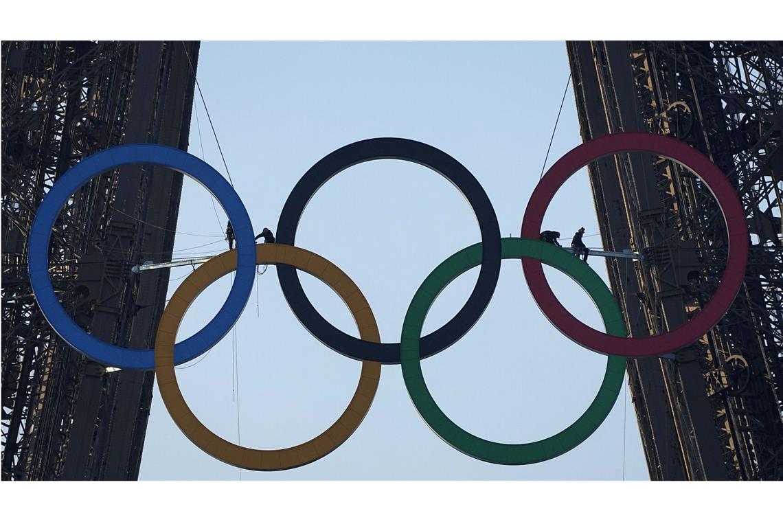 Die olympischen Ringe sind  auf dem Eiffelturm in Paris zu sehen. Schon jetzt bricht Paris bei Ticketverkäufen den Atlanta-Rekord (Archivfoto).