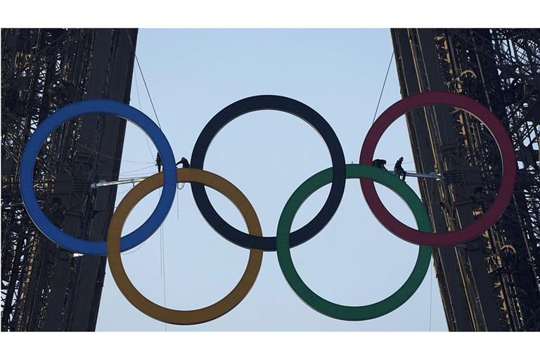 Die olympischen Ringe sind  auf dem Eiffelturm in Paris zu sehen. Schon jetzt bricht Paris bei Ticketverkäufen den Atlanta-Rekord (Archivfoto).