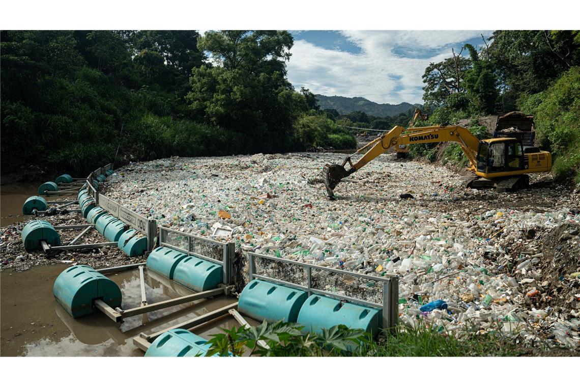 Die Organisation The Ocean Cleanup holt Müll aus dem Fluss Las Vacas in Guatemala.