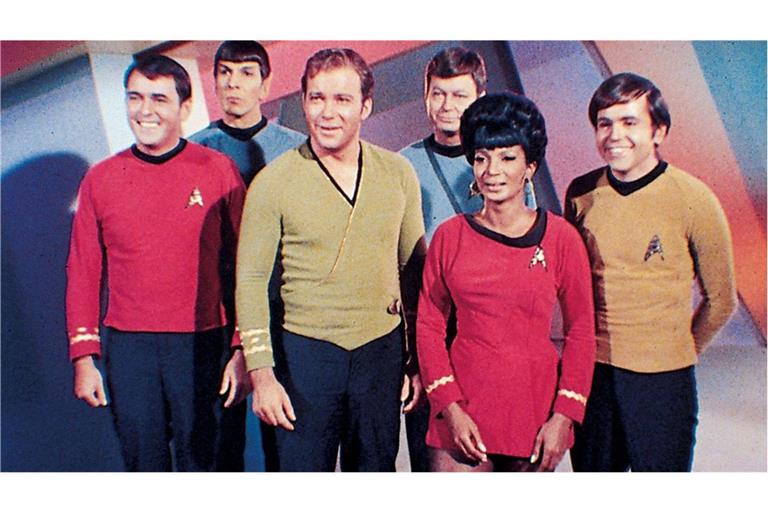 Die Originalcrew bei der Erstausstrahlung am 8. September 1966 auf dem US-Sender NBC: James Doohan als Mr. Scott (v. li. n. re.) Leonard Nimoy als Mr. Spock, William Shatner als Captain James T. Kirk, DeForest Kelley als Dr. Leonard McCoy, Nichelle Nichols als Lt. Uhura,  Walter Koenig als Ensign Pavel Chekov.