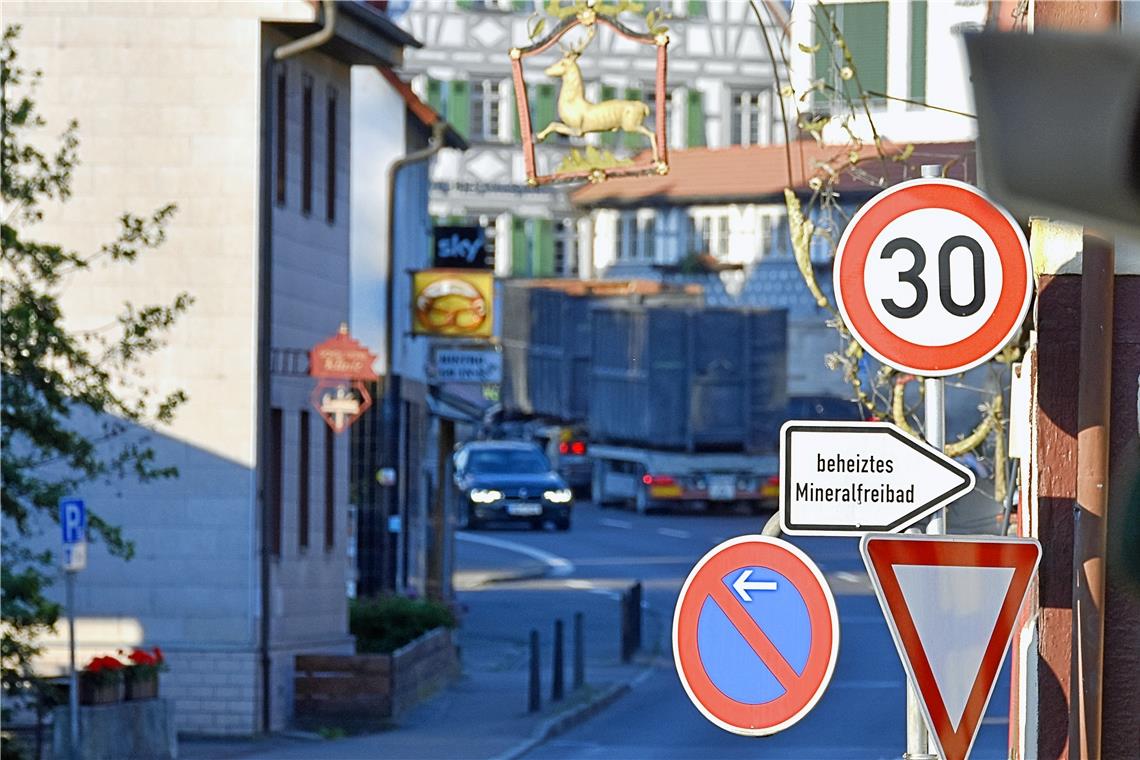 Die Ortsdurchfahrt der Gemeinde Oppenweiler ist eine 30er Zone obwohl sie eine Bundesstraße (B14) ist. Foto: Tobias Sellmaier