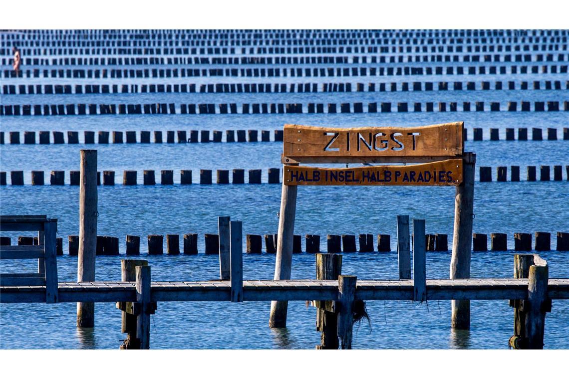 Die Ostsee an der Halbinsel Fischland-Darß-Zingst ist an einem sonnigen Herbsttag ruhig.