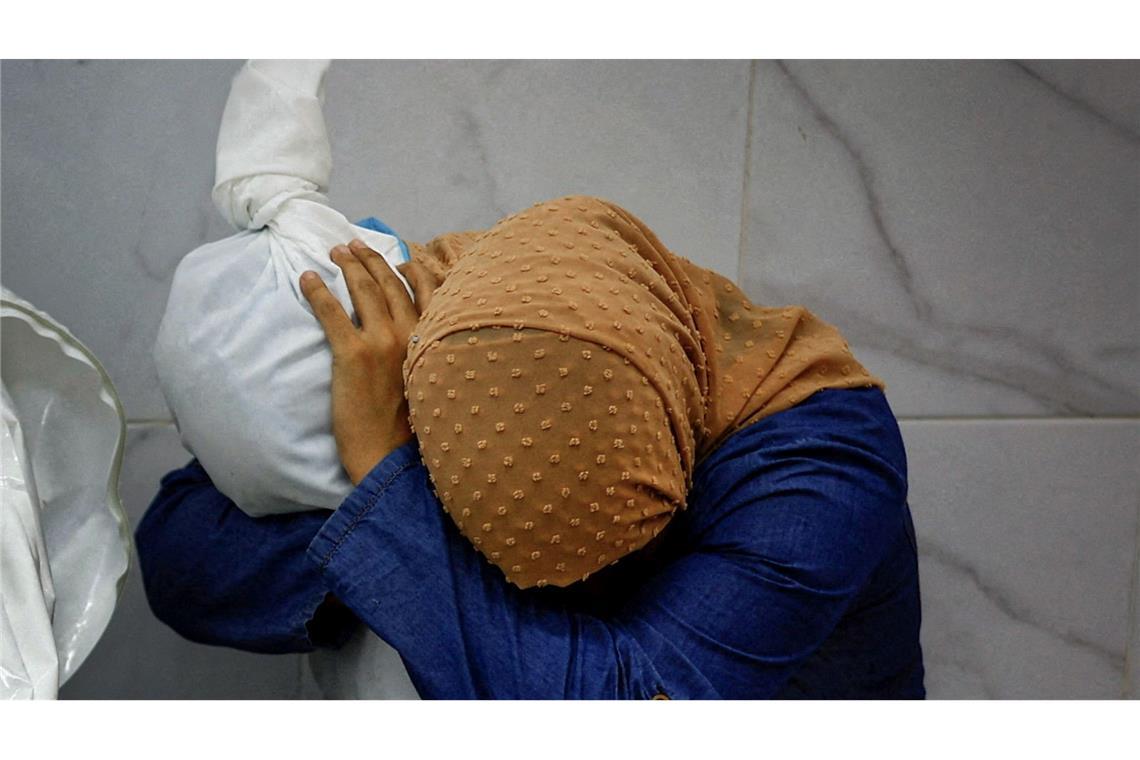 Die Palästinenserin Inas Abu Maamar, 36, umarmt im Nasser-Krankenhaus in Chan Junis die Leiche ihrer 5-jährigen Nichte Saly, die bei einem israelischen Angriff getötet wurde. Das Bild von Mohammed Salem wurde als Weltpressefoto 2024 ausgezeichnet. mit dem ersten Preis aus.