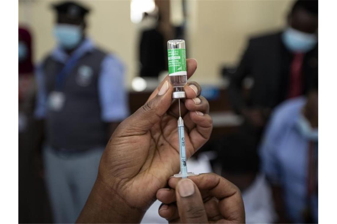 Impfstofflieferung an arme Länder durch Blockade verzögert Die panafrikanische Gesundheitsbehörde Africa CDC ist besorgt, dass die Verzögerungen durch die Exportblockade in Indien den Kampf gegen das Coronavirus in Afrika stark beeinträchtigen könnte. Foto: Ben Curtis/AP/dpa