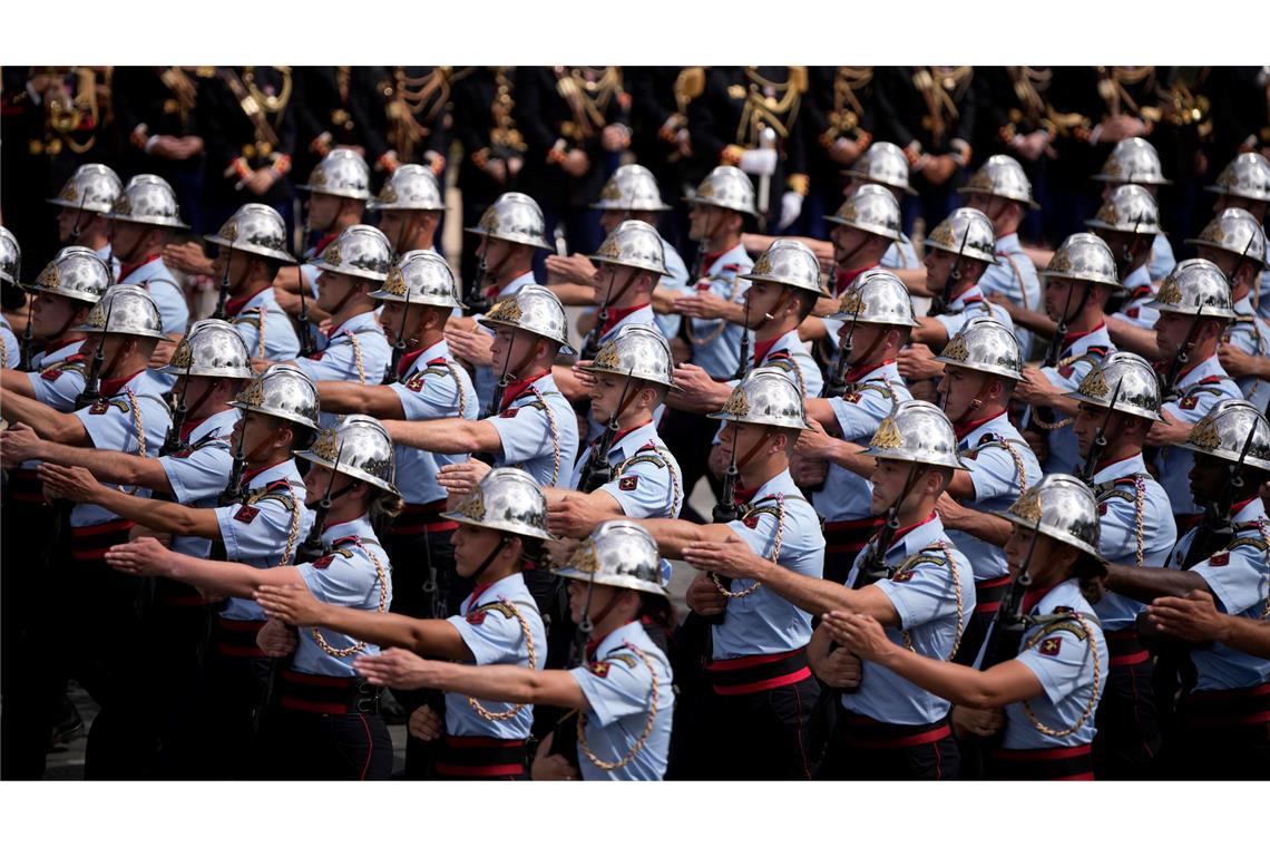 Die Pariser Feuerwehr marschiert während der Parade zum Tag der Bastille.