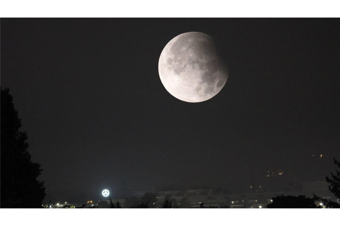 Die partielle Mondfinsternis war hier bei Kassel gut zu sehen.