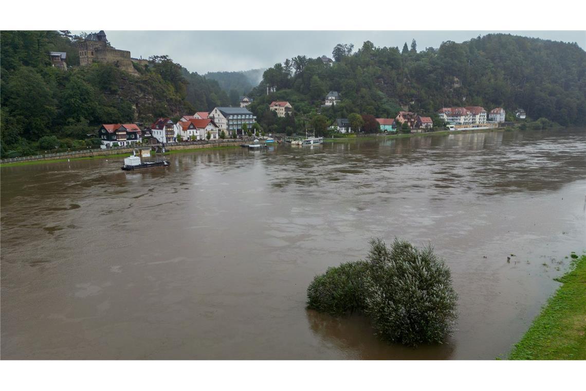 Die Pegelstände an der Elbe in Sachsen steigen.