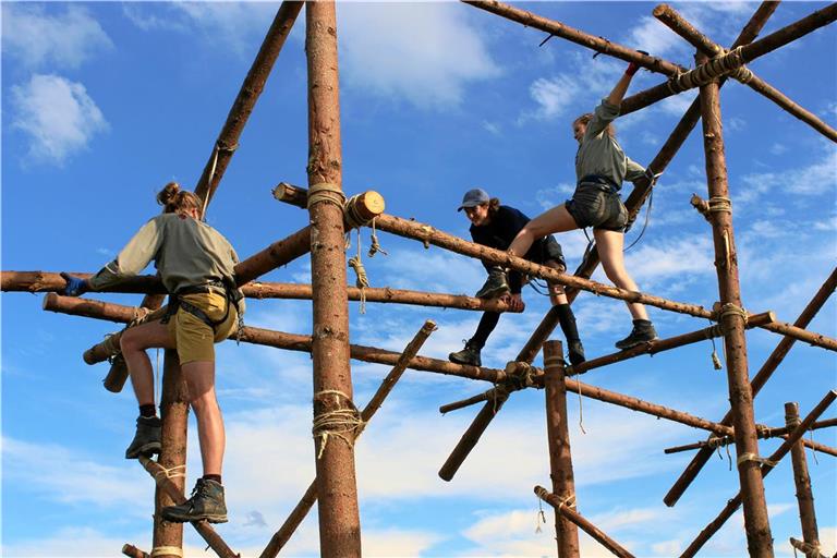 Die Pfadfinder bauen sich ihr Gemeinschaftszelt selbst. Eine große Aufgabe. Foto: Alea